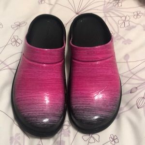 GUC Oofos Pink Clogs M5/W7